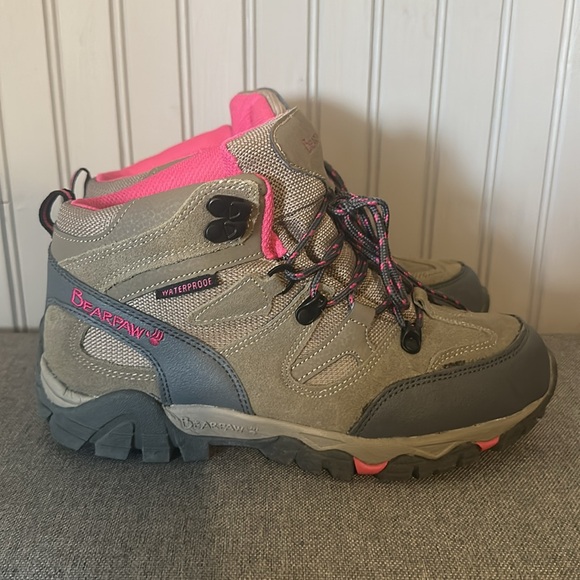 Women’s stone/pink colored Bearpaw waterproof ankle boot— size 9! Never worn! - Picture 2 of 4